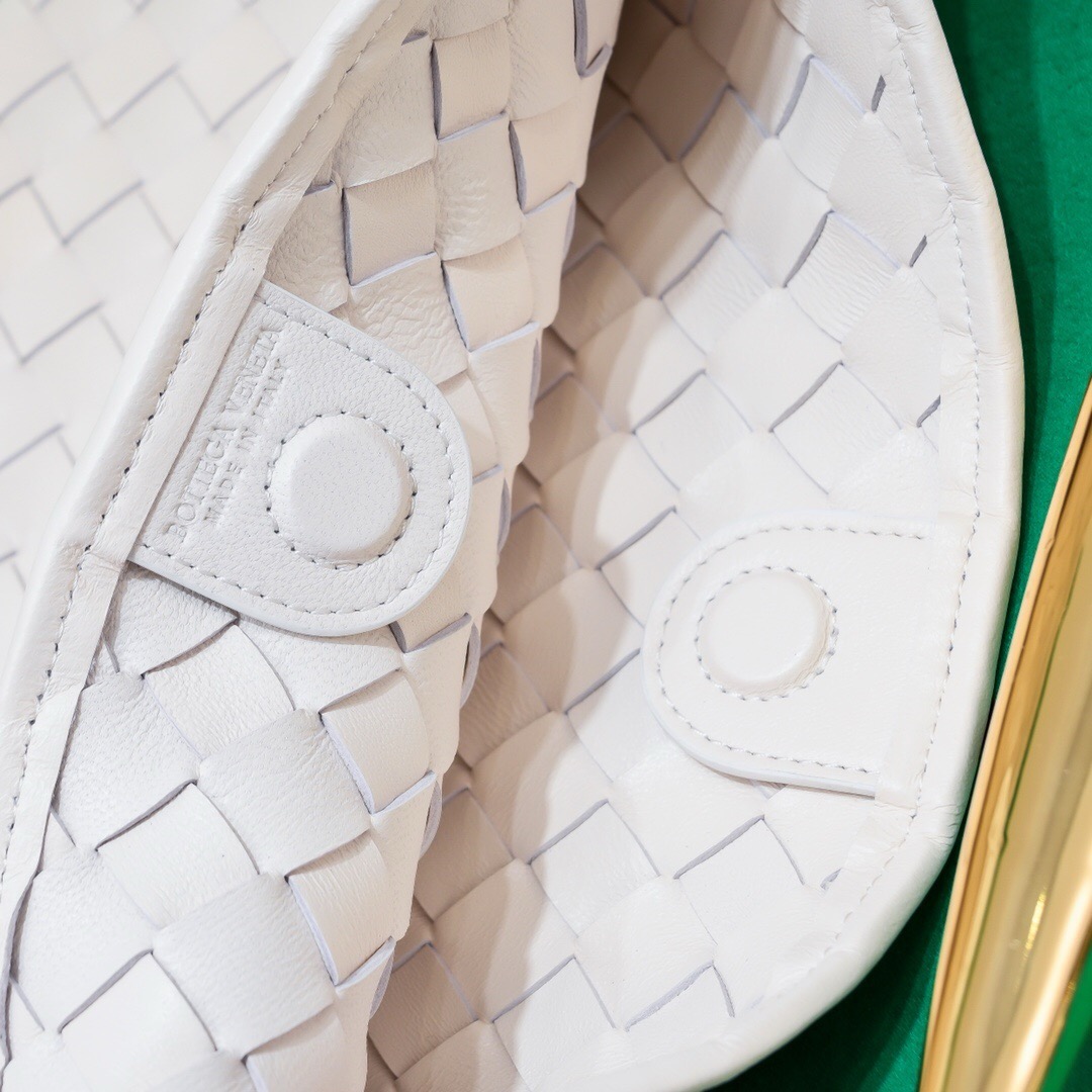 Bottega Veneta BV  Sardine With Chain white