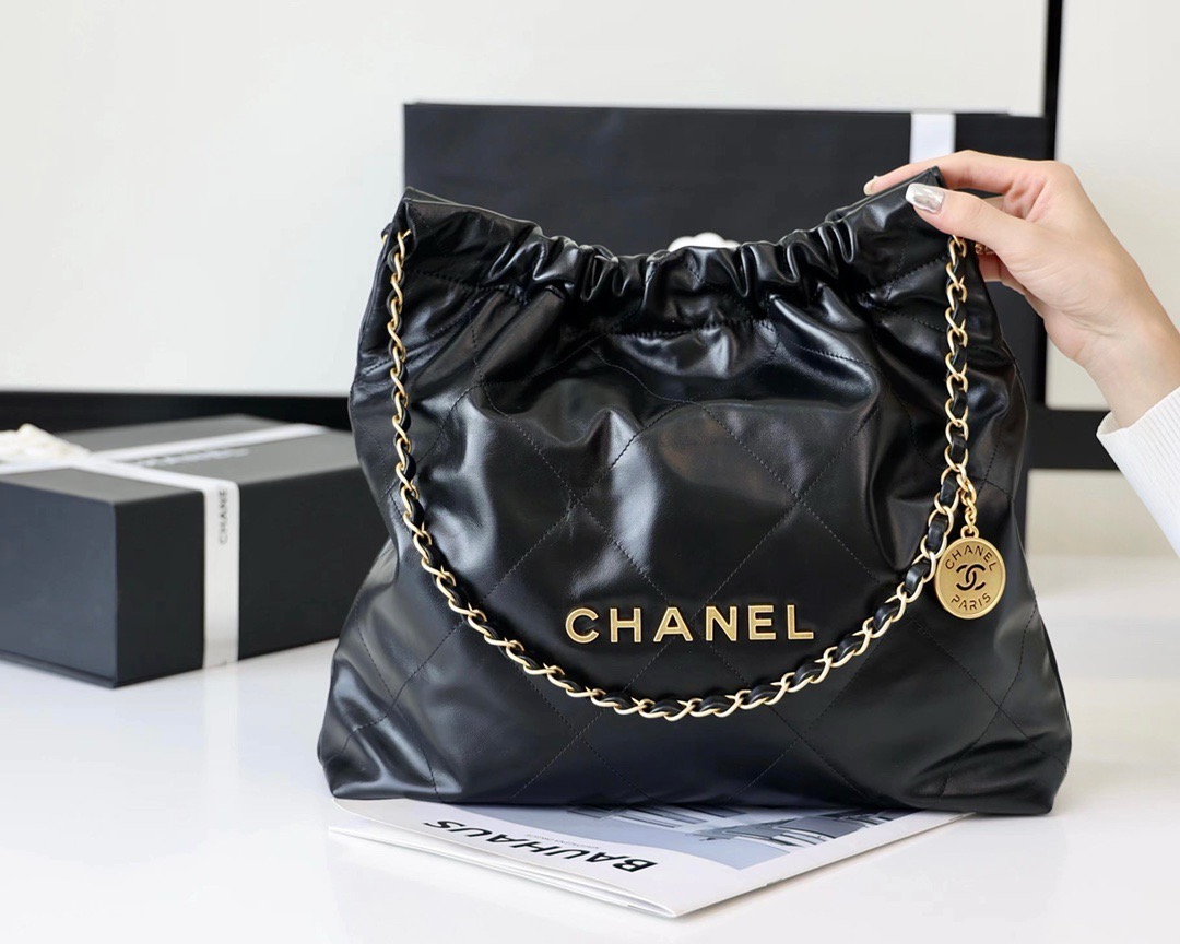 CHANEL 22 BAG Shiny Calfskin （3 colors）
