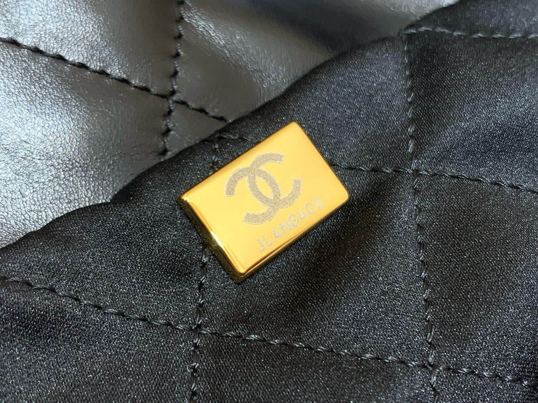 CHANEL 22 BAG Shiny Calfskin （3 colors）