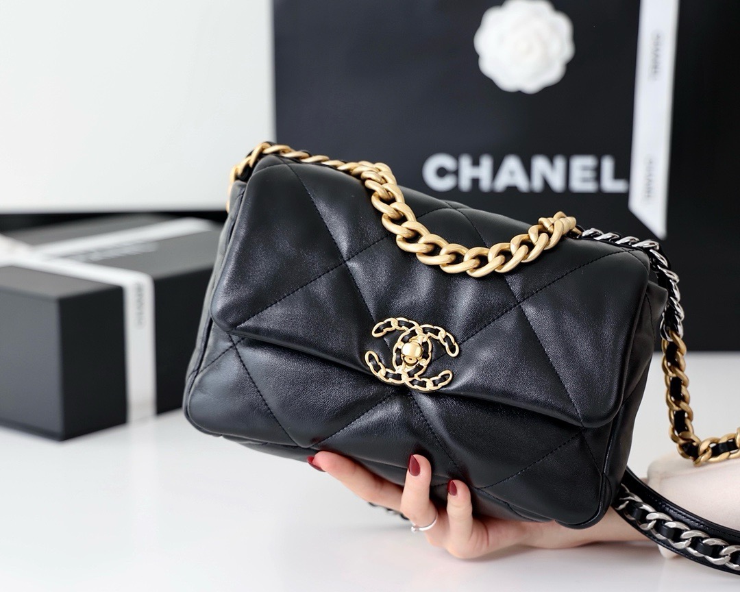 CHANEL 19 HANDBAG Shiny Lambskin, Gold-Tone black