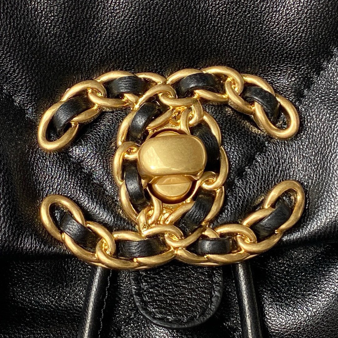 CHANEL 19 BACKPACK Shiny Lambskin, Gold-Tone