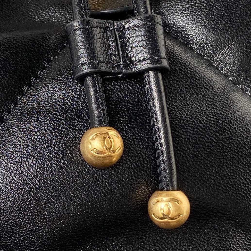 CHANEL 19 BACKPACK Shiny Lambskin, Gold-Tone