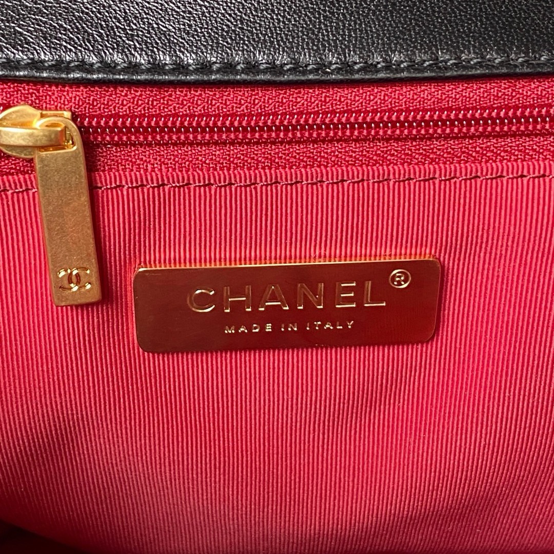 CHANEL 19 BACKPACK Shiny Lambskin, Gold-Tone
