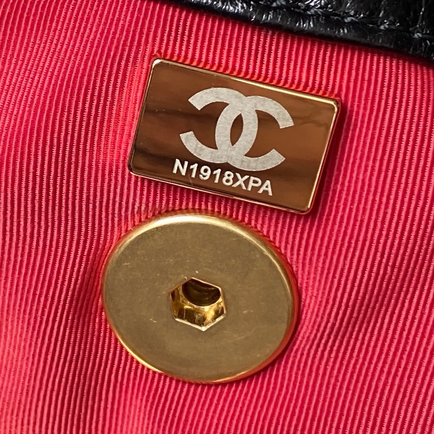CHANEL 19 BACKPACK Shiny Lambskin, Gold-Tone