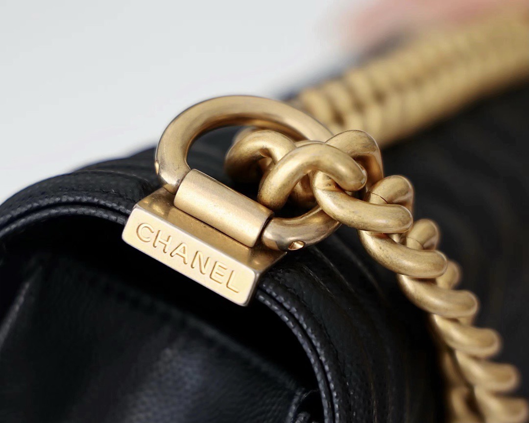 CHANEL HANDBAG LE BOY  Calfskin & Ruthenium-Finish Metal Black ( 4 colors)