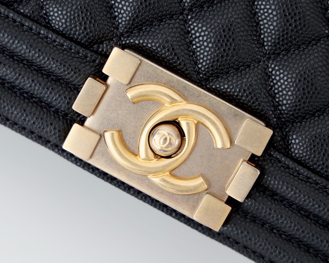 CHANEL HANDBAG LE BOY  Calfskin & Ruthenium-Finish Metal Black ( 4 colors)