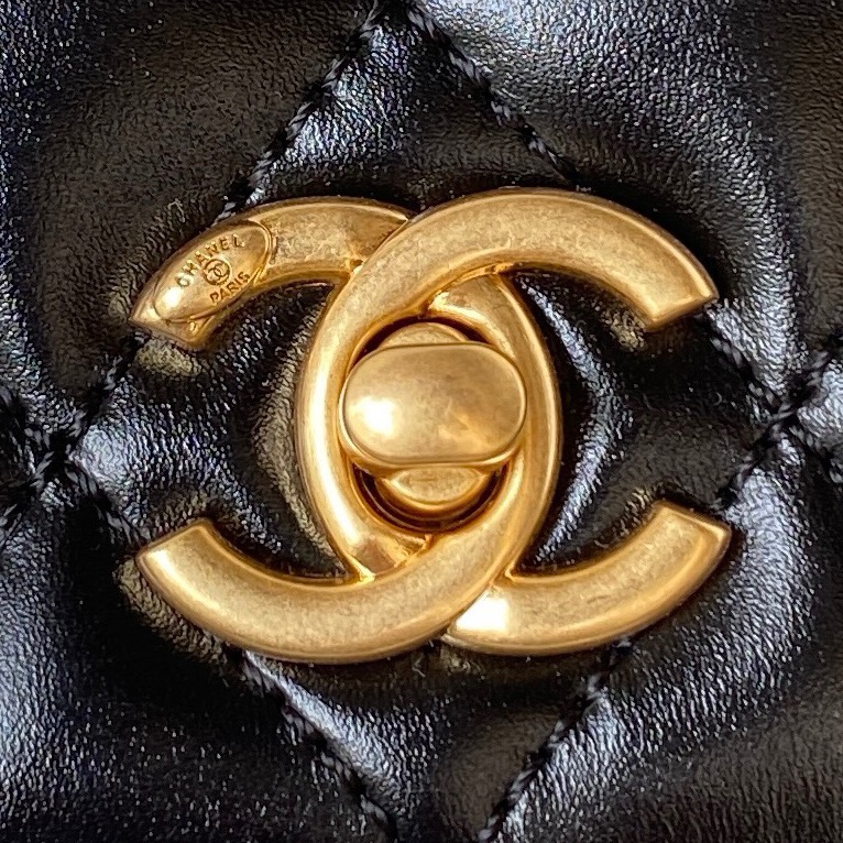 CHANEL CLUTCH WITH CHAIN Lambskin & Gold-Tone Metal Black
