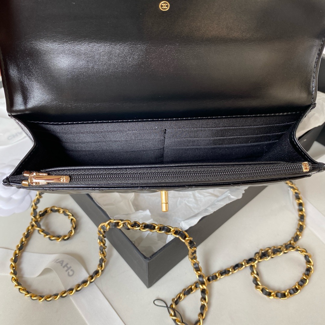 CHANEL CLUTCH WITH CHAIN Lambskin & Gold-Tone Metal Black