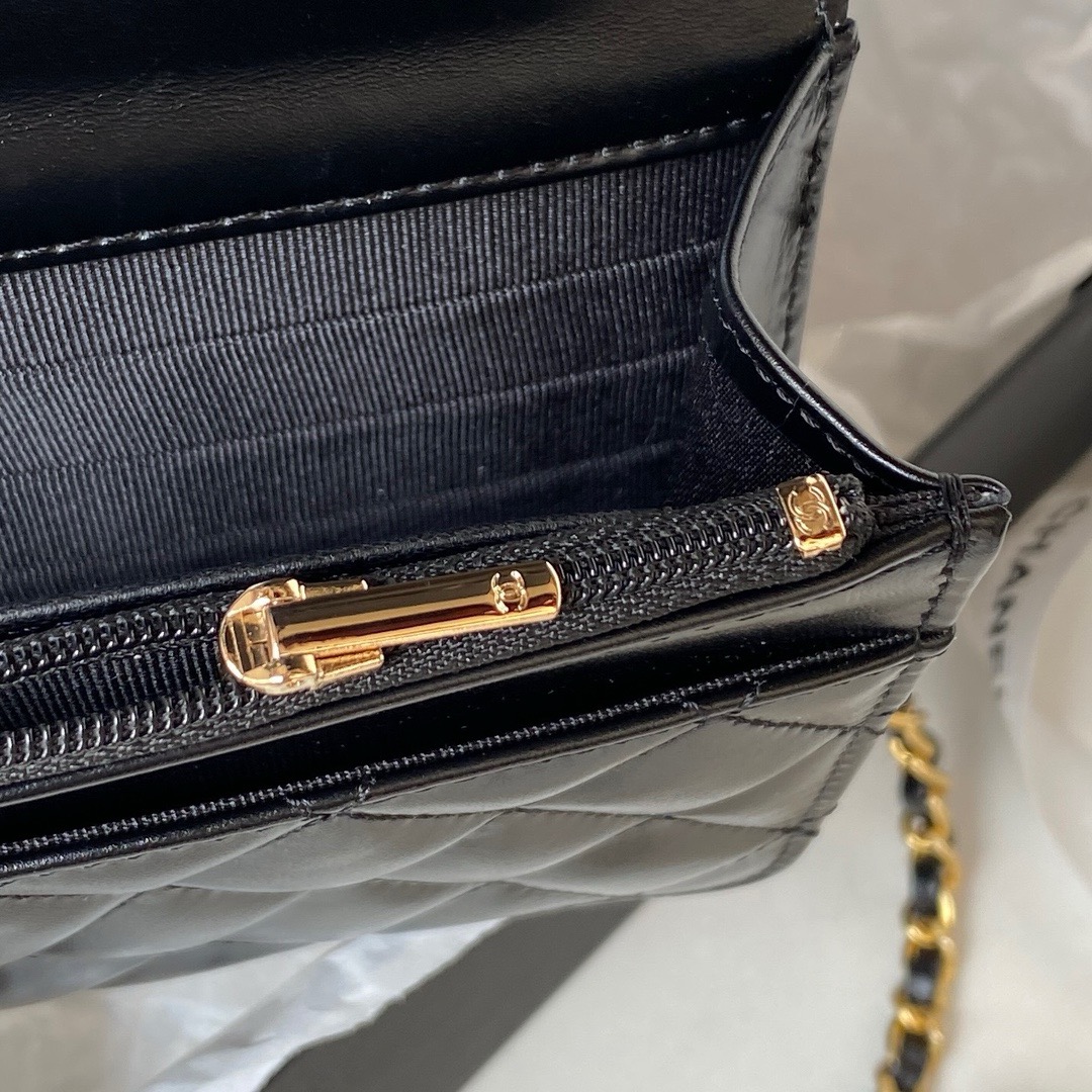 CHANEL CLUTCH WITH CHAIN Lambskin & Gold-Tone Metal Black