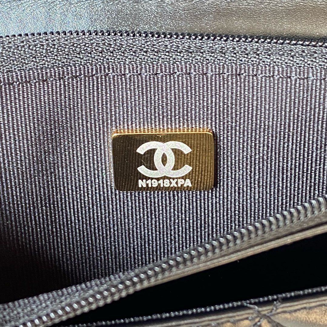 CHANEL CLUTCH WITH CHAIN Lambskin & Gold-Tone Metal Black