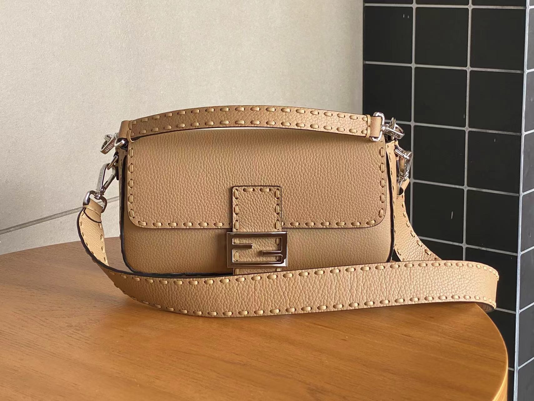 Fendi  Baguette  Selleria bag with 612 hand-sewn topstitches（4 colors）