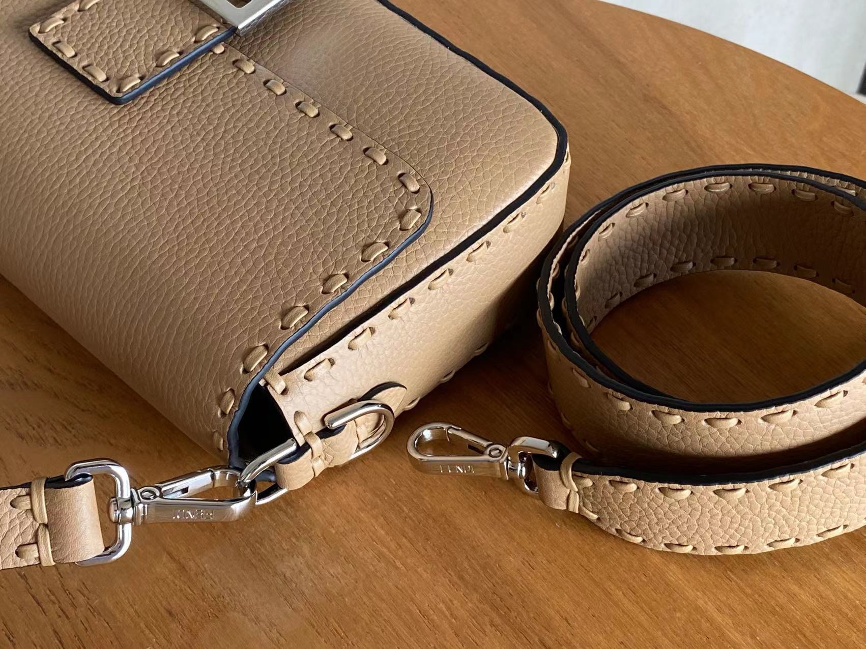 Fendi  Baguette  Selleria bag with 612 hand-sewn topstitches（4 colors）