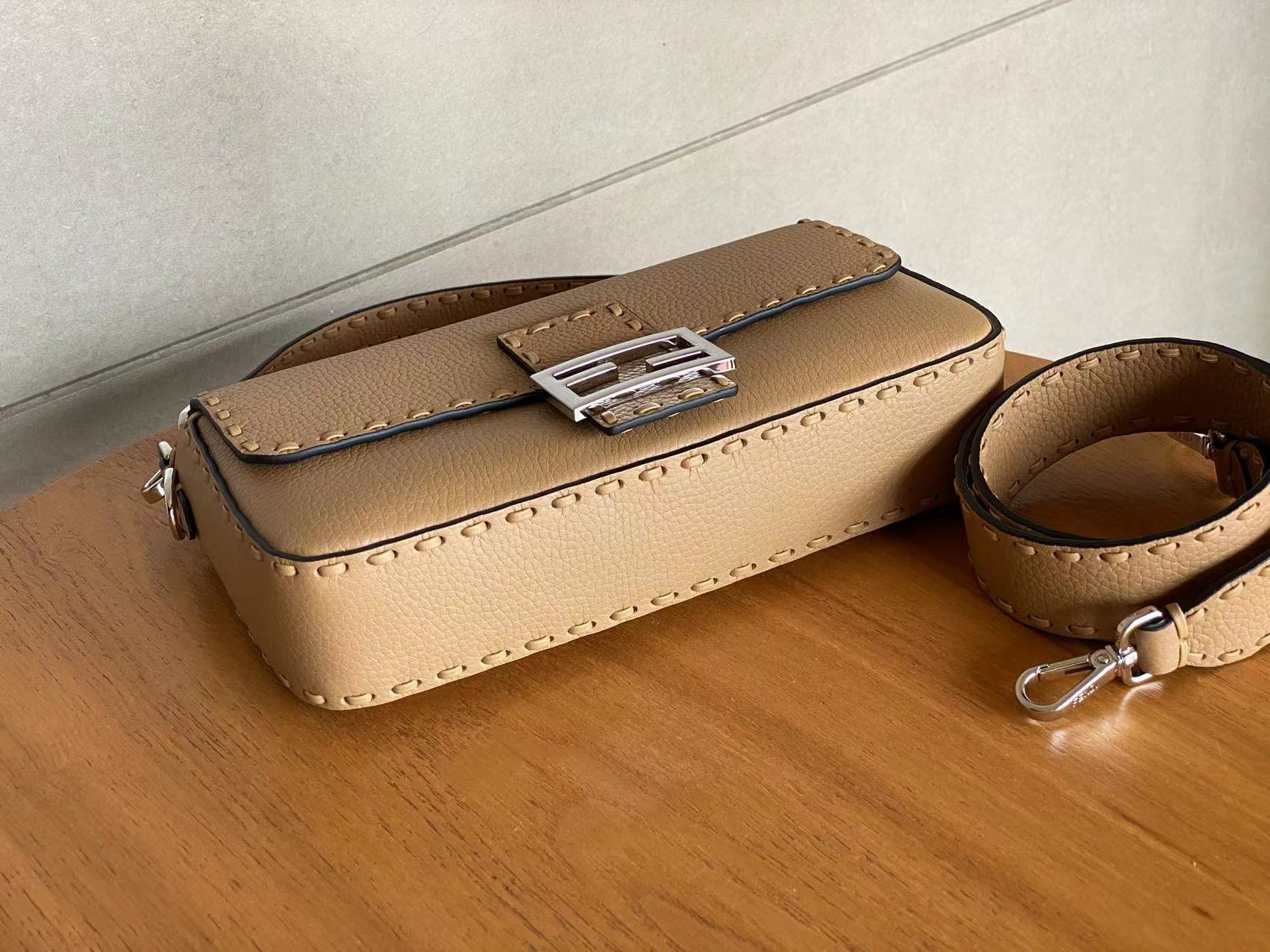 Fendi  Baguette  Selleria bag with 612 hand-sewn topstitches（4 colors）