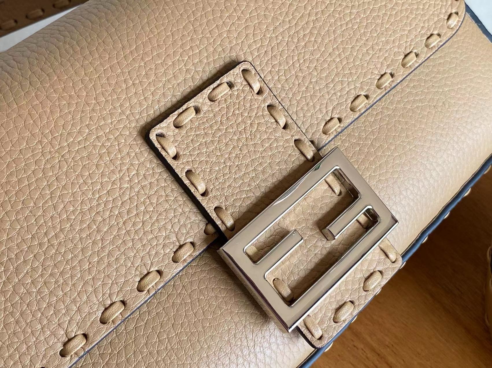 Fendi  Baguette  Selleria bag with 612 hand-sewn topstitches（4 colors）