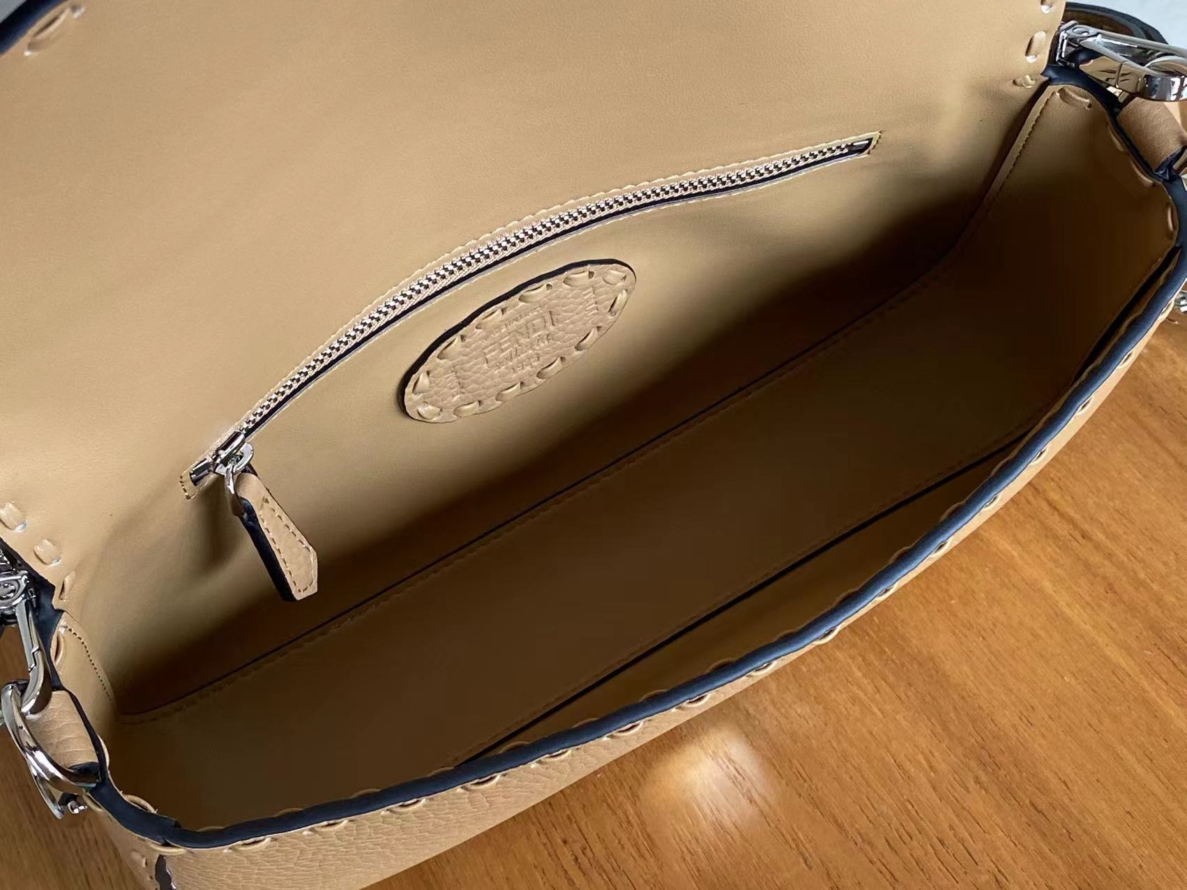 Fendi  Baguette  Selleria bag with 612 hand-sewn topstitches（4 colors）