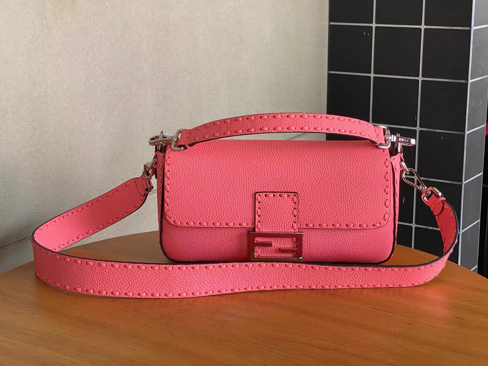 Fendi  Baguette  Selleria bag with 612 hand-sewn topstitches（4 colors）