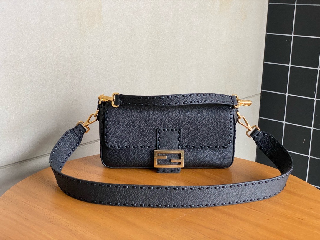Fendi  Baguette  Selleria bag with 612 hand-sewn topstitches（4 colors）