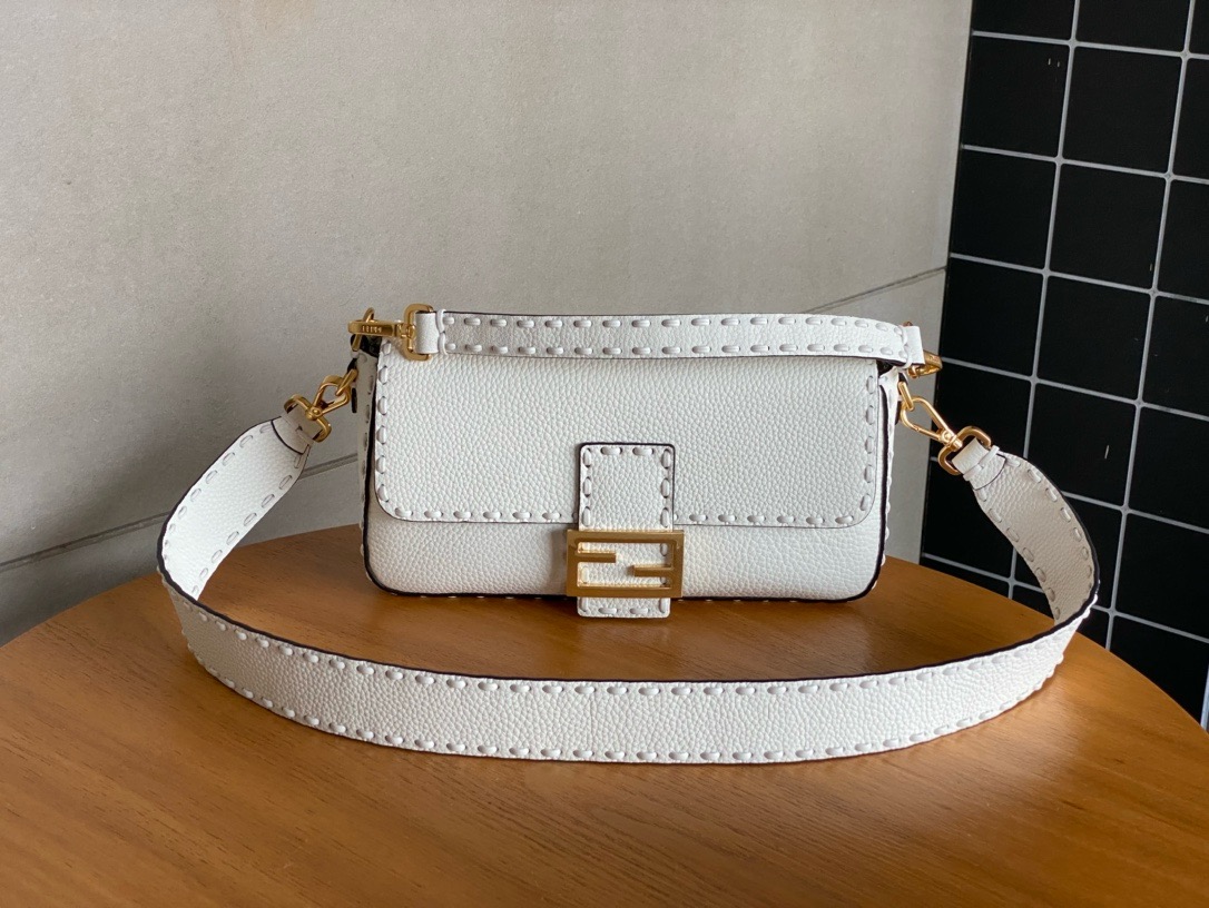 Fendi  Baguette  Selleria bag with 612 hand-sewn topstitches（4 colors）