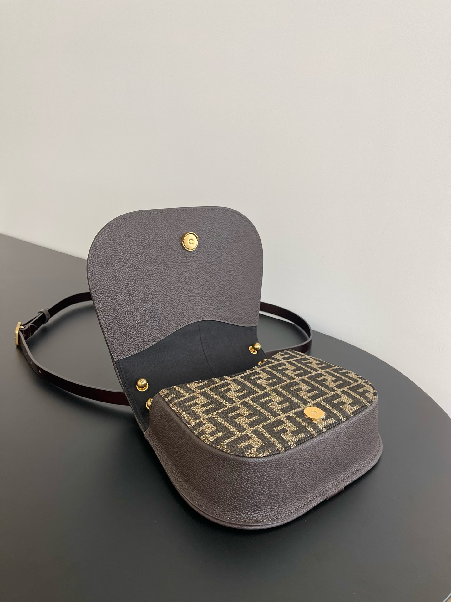 Fendi  C’mon Medium Brown FF jacquard fabric and leather bag（4 colors）