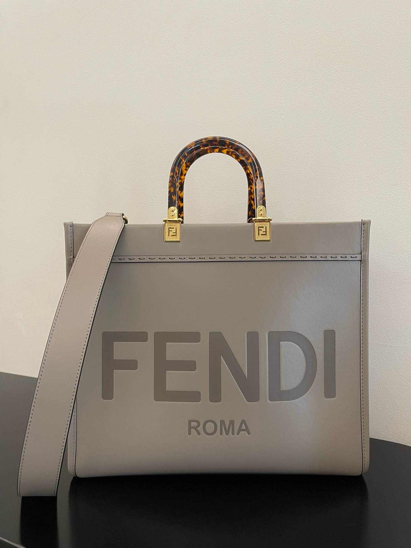 Fendi Sunshine Medium Shopper in natural straw（4 colors）