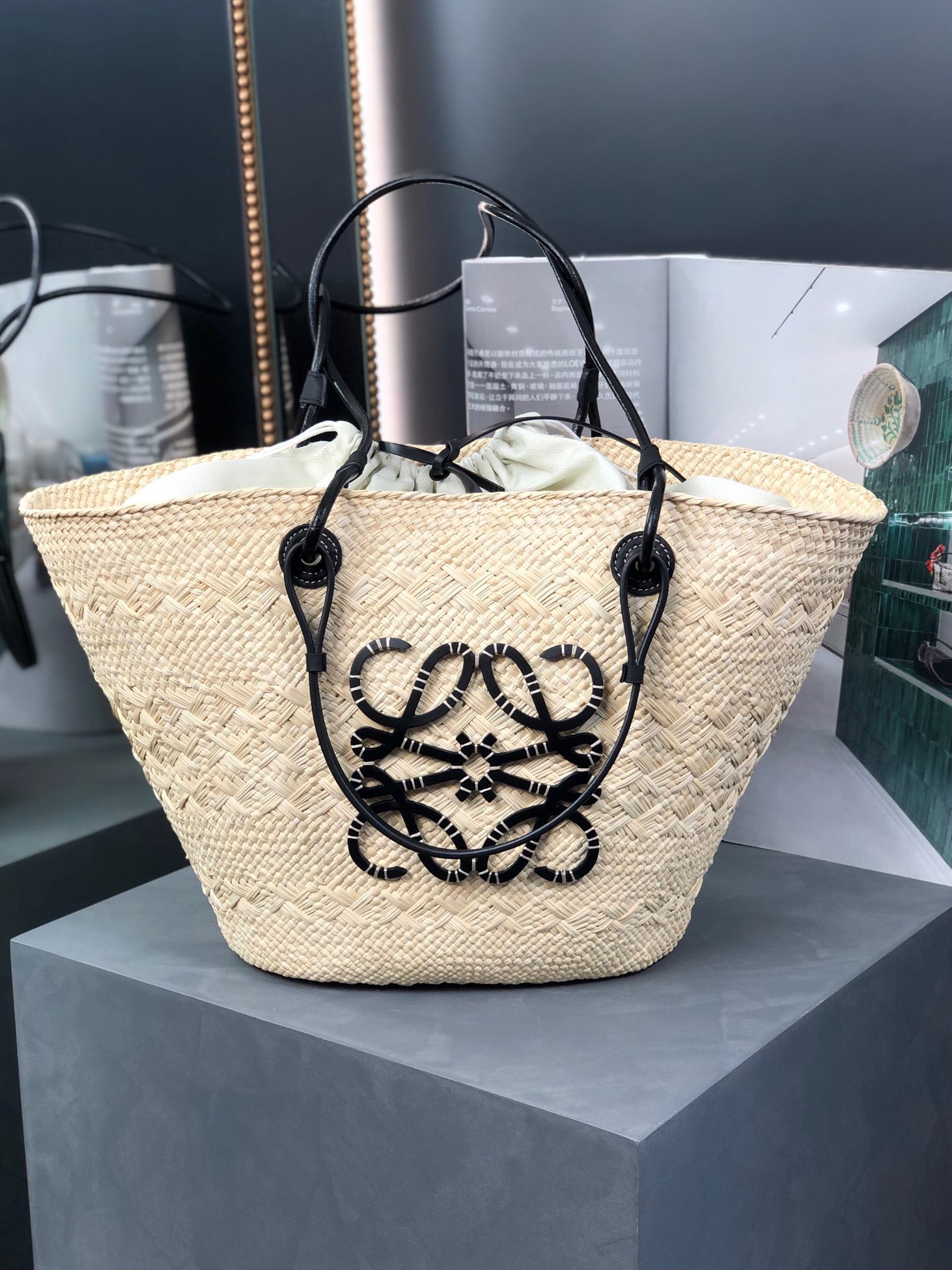 Loewe Anagram Basket bag in iraca palm and calfskin（2 colors）