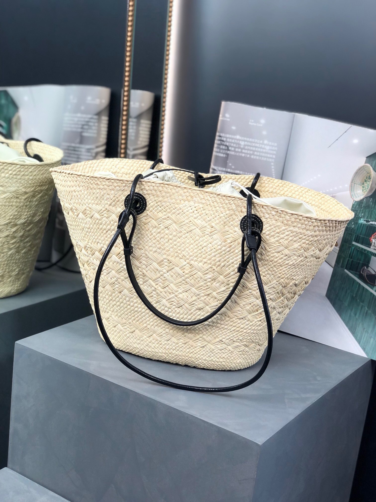 Loewe Anagram Basket bag in iraca palm and calfskin（2 colors）