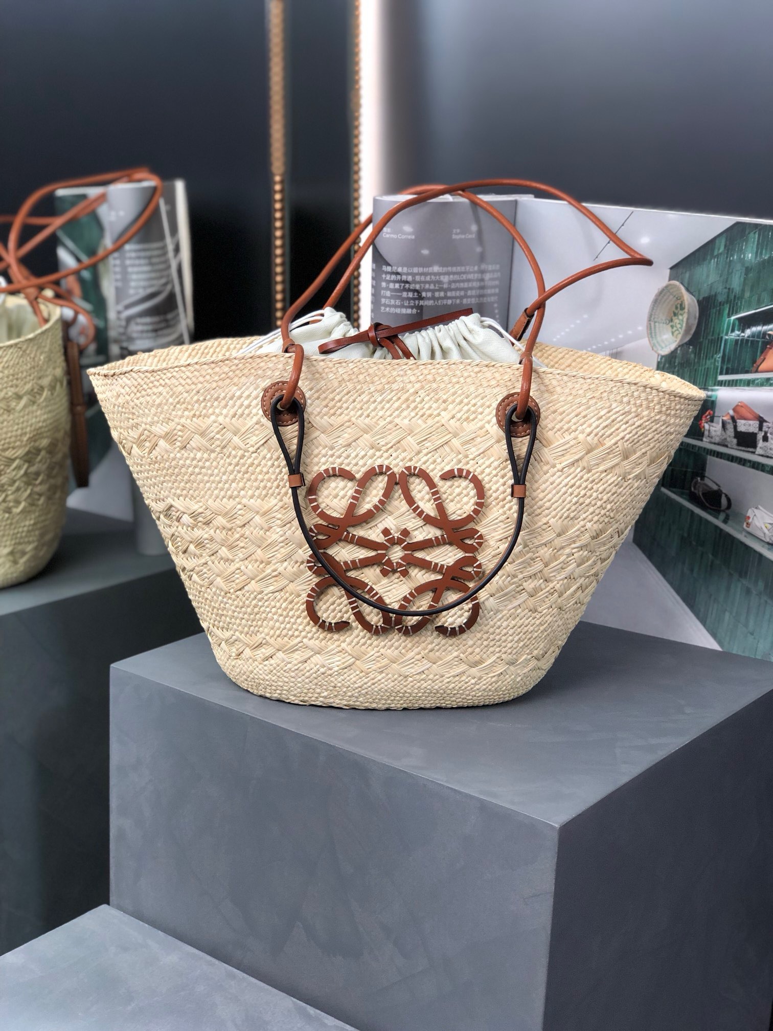 Loewe Anagram Basket bag in iraca palm and calfskin（2 colors）