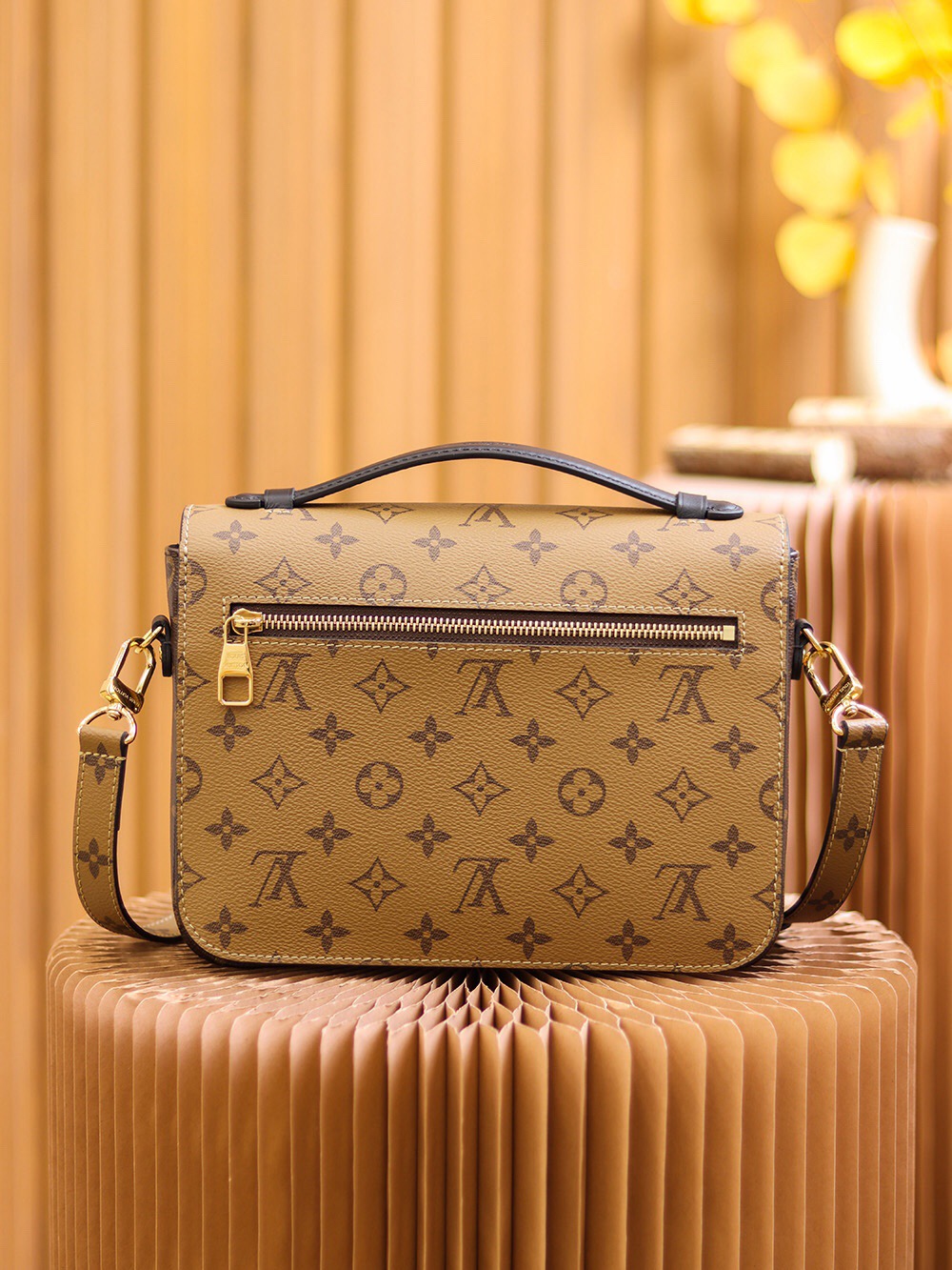LOUIS VUITTON LV Pochette Métis Monogram Reverse coated canvas