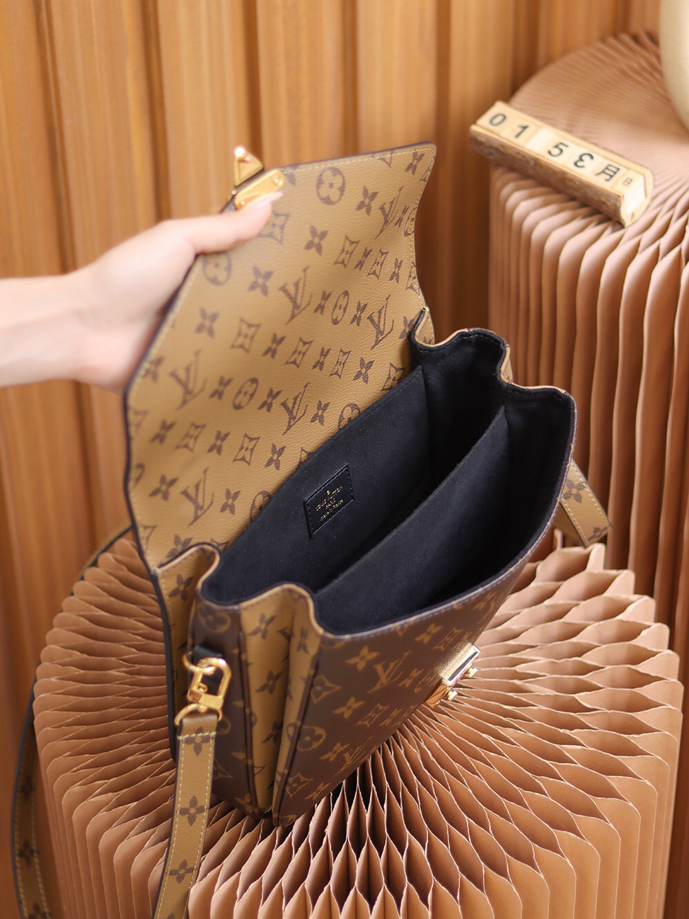 LOUIS VUITTON LV Pochette Métis Monogram Reverse coated canvas