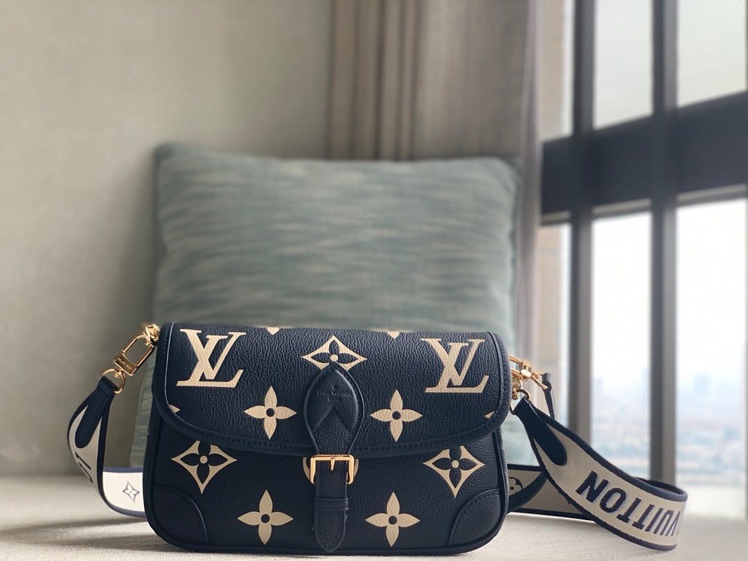 Louis Vuitton® Diane Navy / Crème