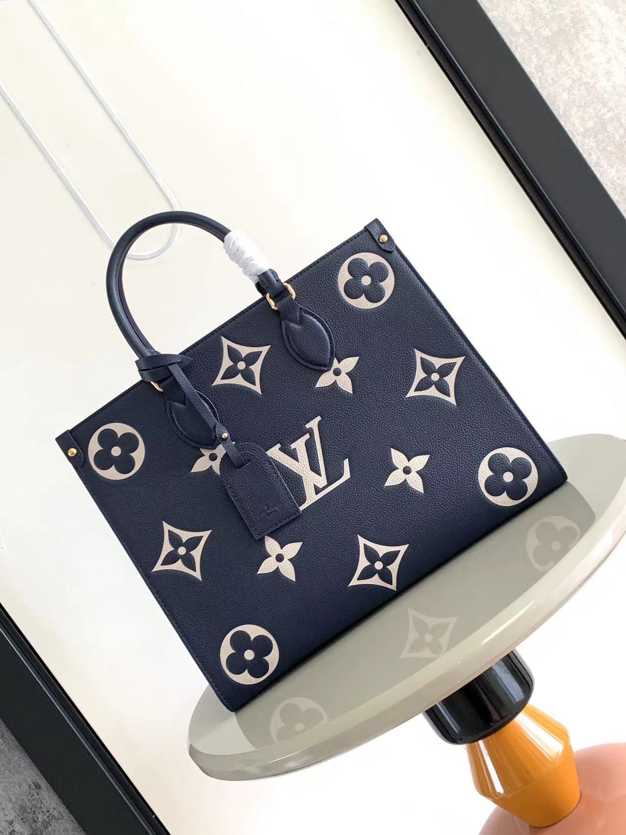 Louis Vuitton® OnTheGo MM Navy / Crème