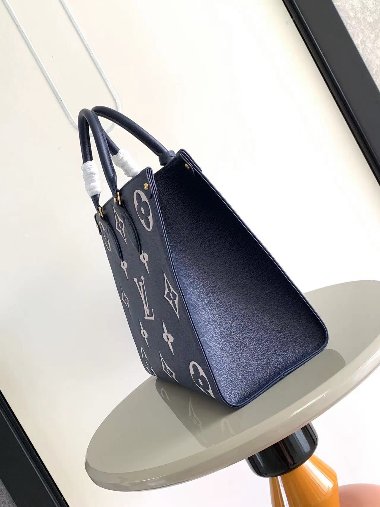 Louis Vuitton® OnTheGo MM Navy / Crème