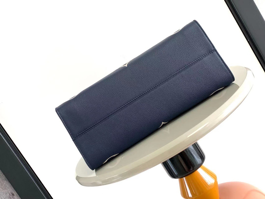 Louis Vuitton® OnTheGo MM Navy / Crème