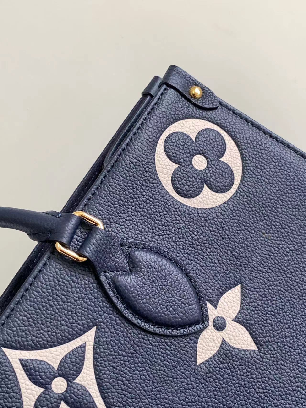 Louis Vuitton® OnTheGo MM Navy / Crème