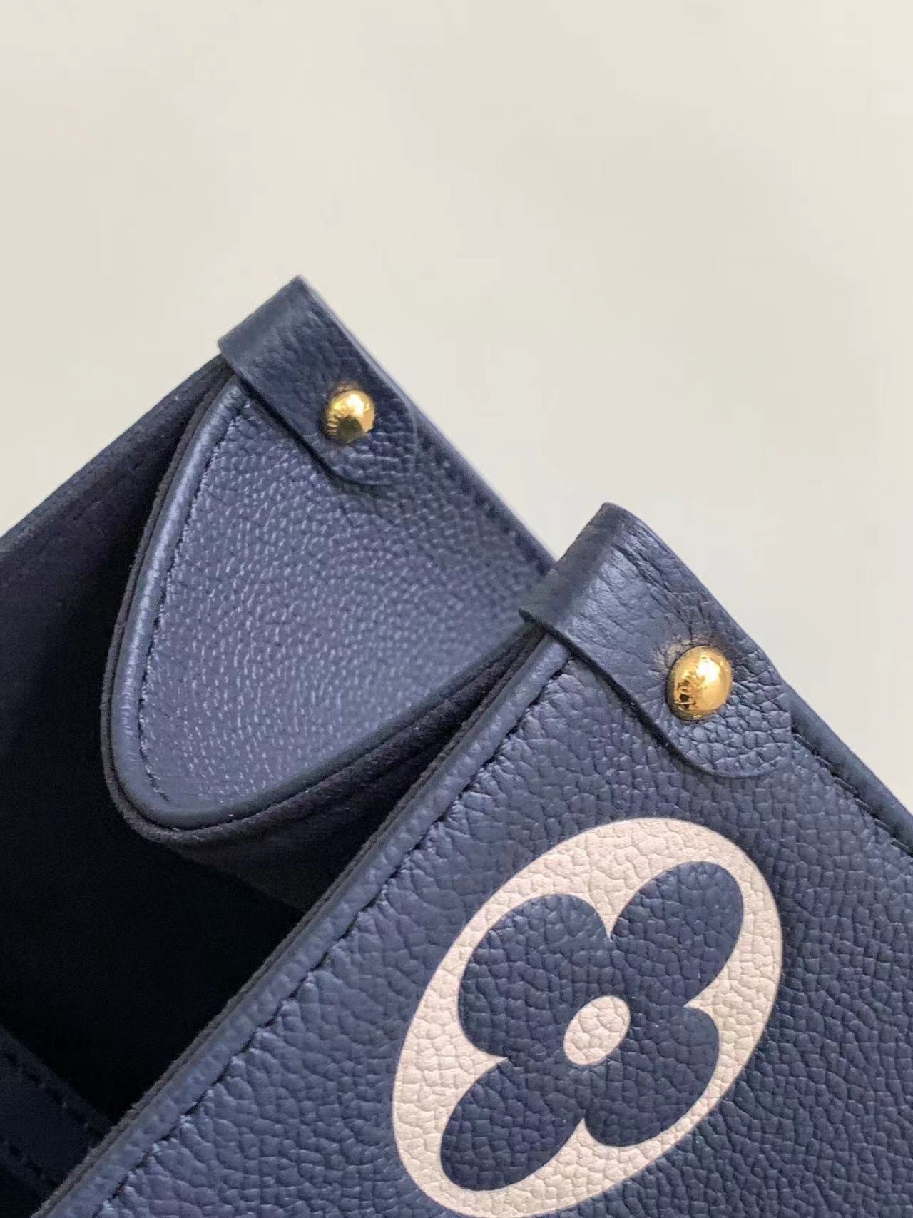 Louis Vuitton® OnTheGo MM Navy / Crème