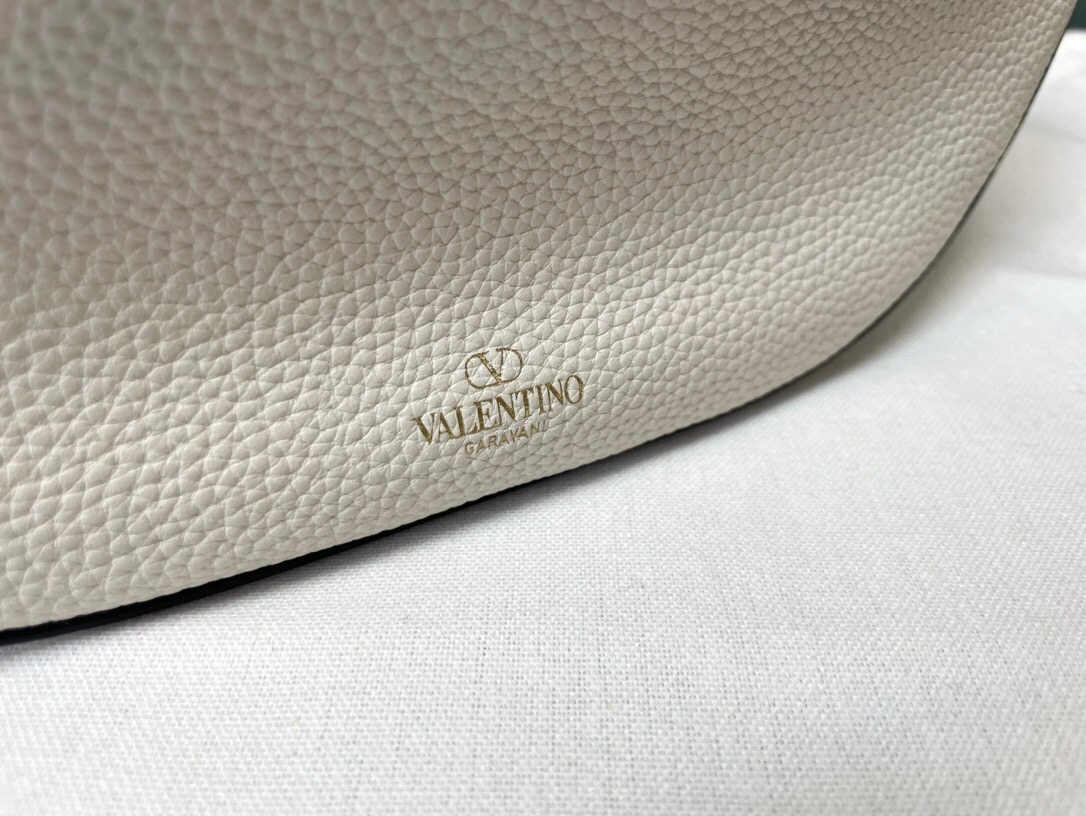  VALENTINO SMALL VLOGO MOON HOBO BAG IN GRAINY CALFSKIN WITH CHAIN ( 2 colors)