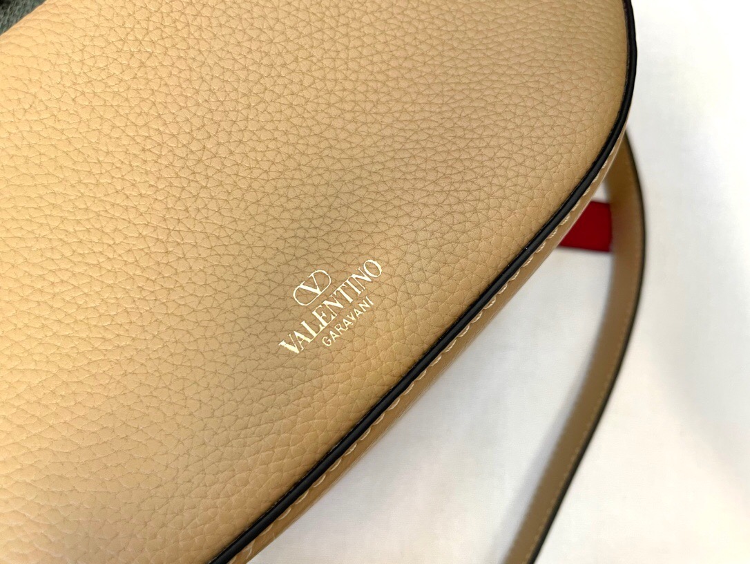  VALENTINO GARAVANI SMALL VLOGO MOON HOBO BAG IN GRAINY CALFSKIN WITH CHAIN