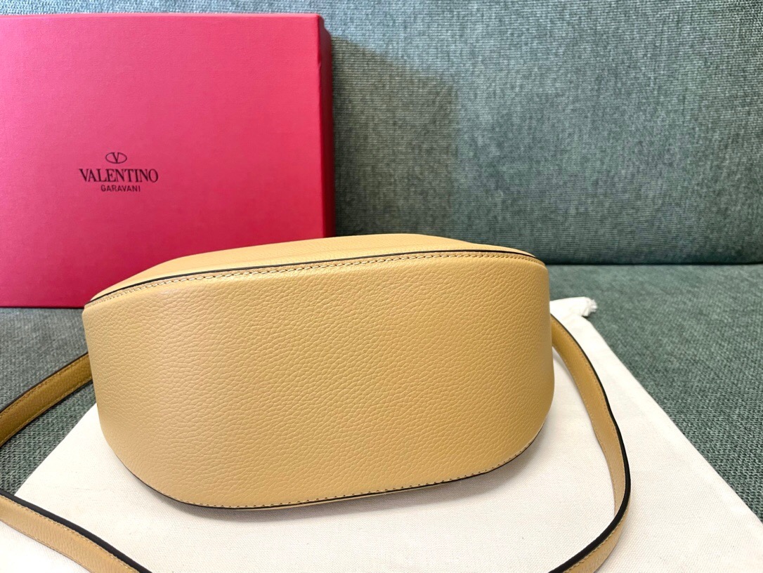  VALENTINO GARAVANI SMALL VLOGO MOON HOBO BAG IN GRAINY CALFSKIN WITH CHAIN
