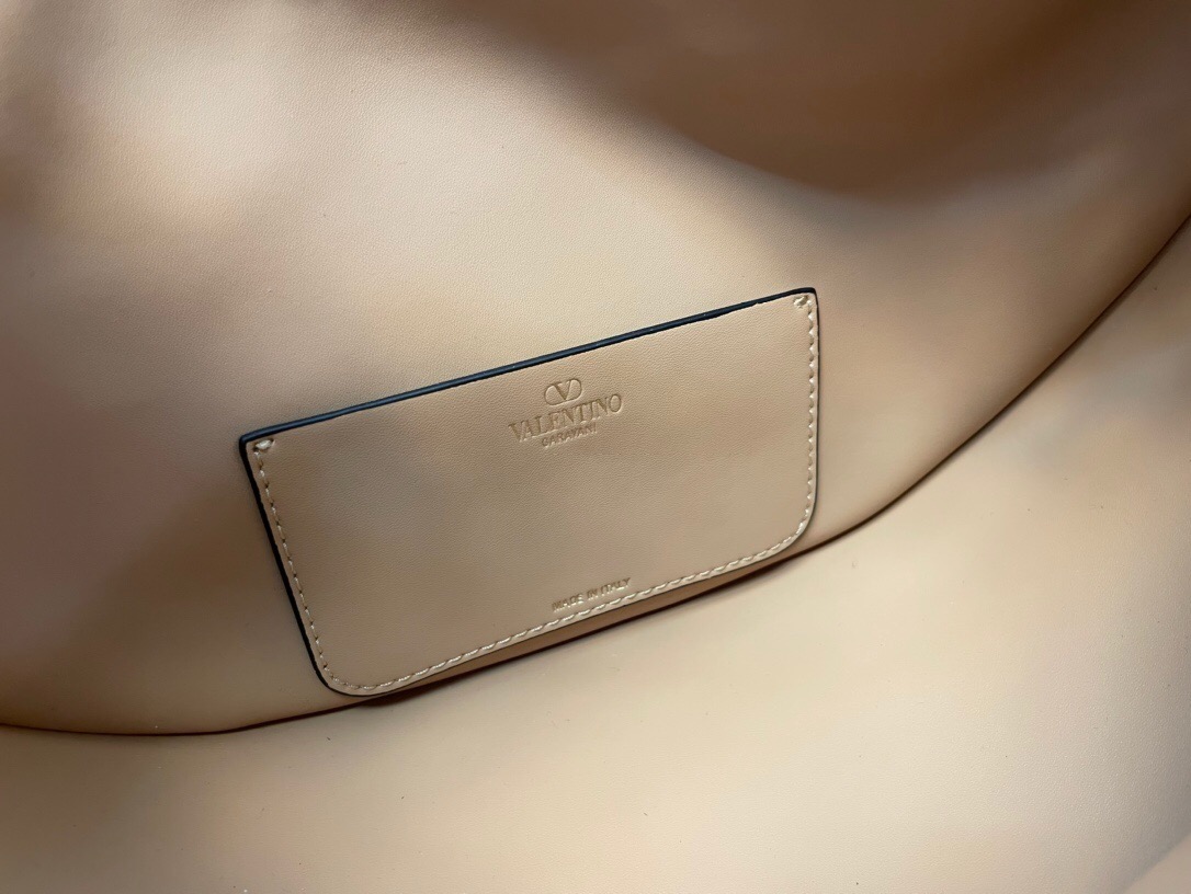  VALENTINO GARAVANI SMALL VLOGO MOON HOBO BAG IN GRAINY CALFSKIN WITH CHAIN