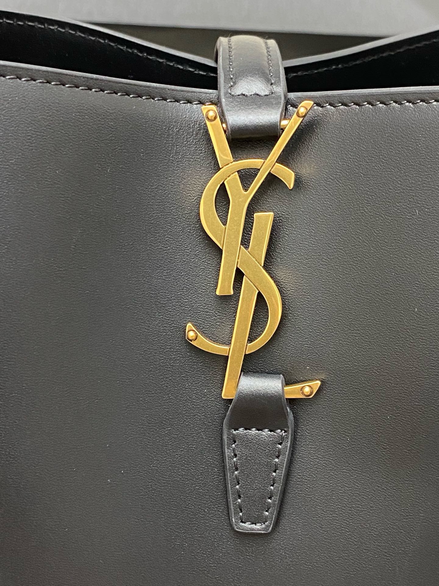 YSL Saint Laurent  Le 37 small leather bucket bag ( 2 colors)