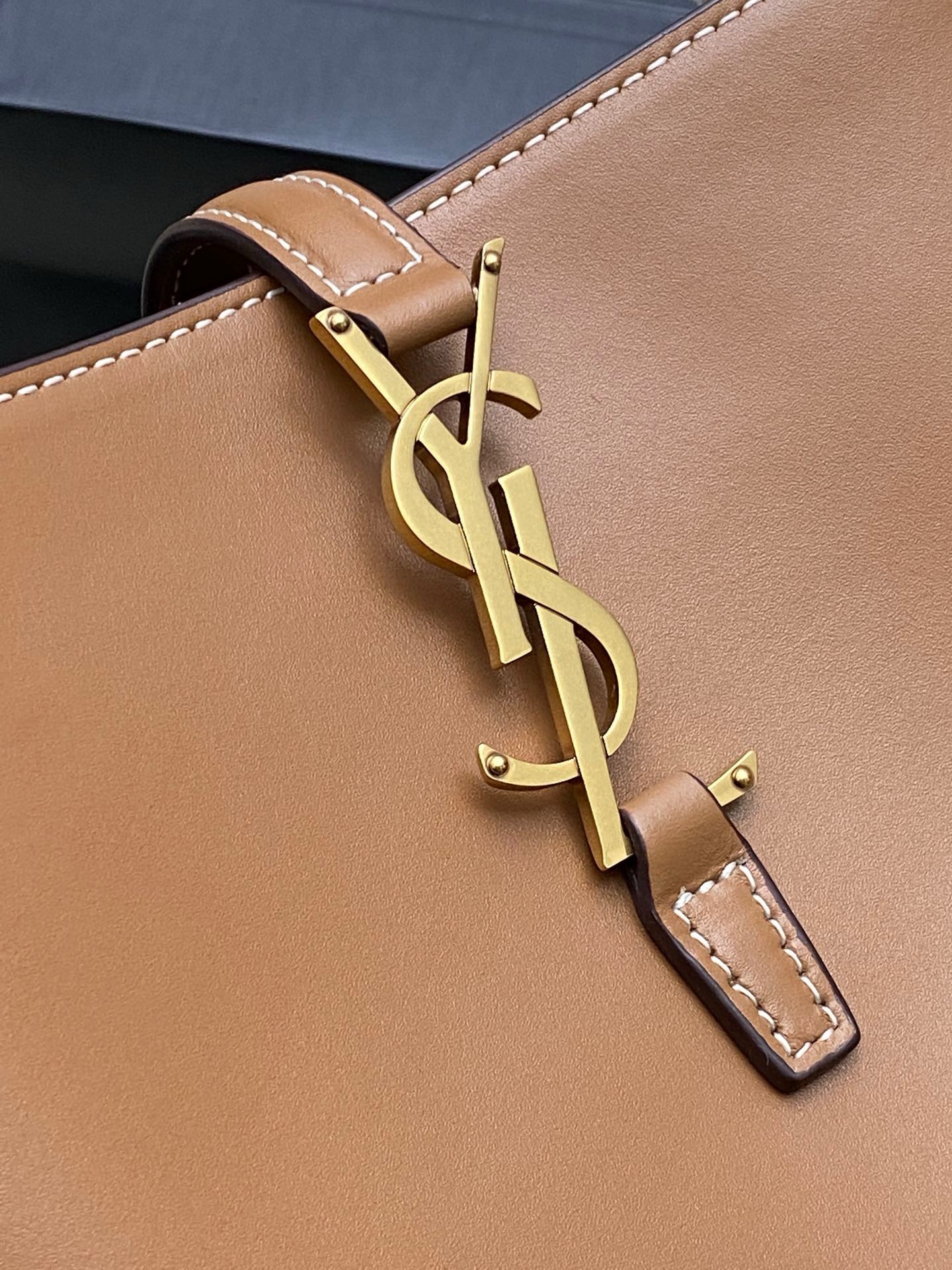 YSL Saint Laurent  Le 37 small leather bucket bag ( 2 colors)